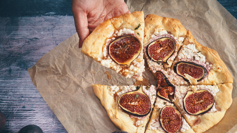 Fig pizza with cheese