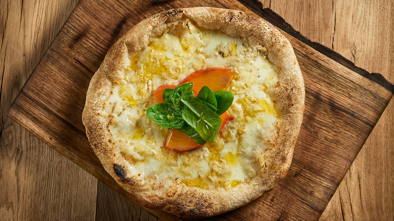 Cheese pizza with persimmons and basil