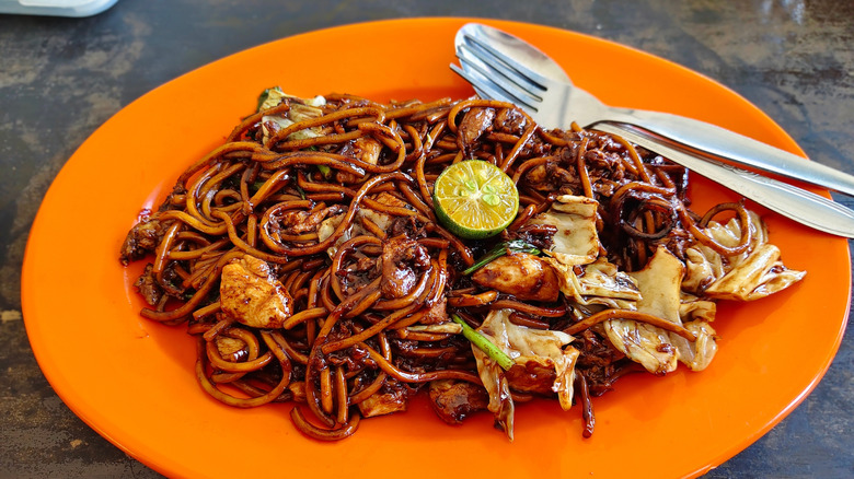 A plate of Hokkien mee on a table.