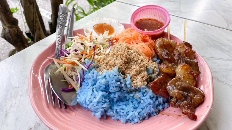 A plate of nasi kerabu on a table.