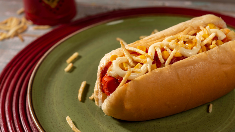 A cachorro quente hot dog on a plate