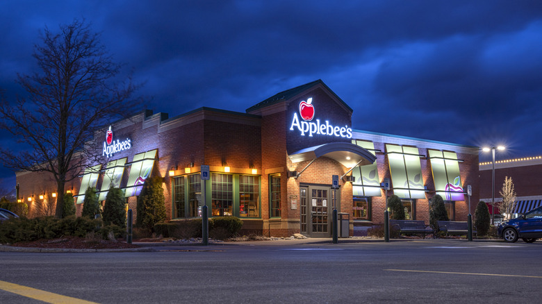 Applebee's exterior at night