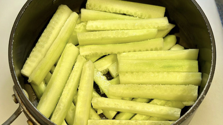 Preparing German mustard pickles