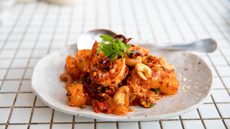 A plate of nhoam krauch thlong (pomelo prawn salad)