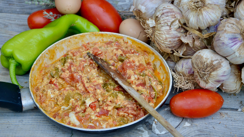 A bowl of Basque eggs pipérade on a table
