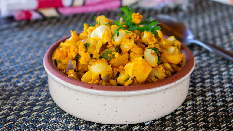 A bowl of mote pillo on a table