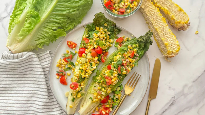Grilled corn salad with romaine leaves
