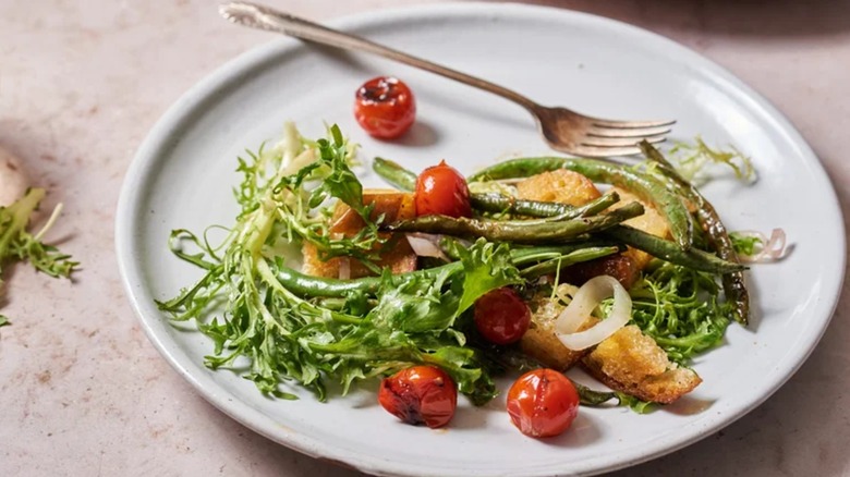 Close-up of tomato salad with bread on plate