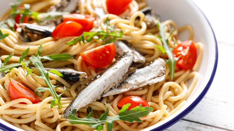 Sardine pasta salad with tomatoes and greens