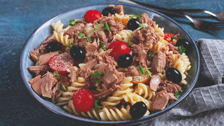 Canned tuna pasta salad with veggies