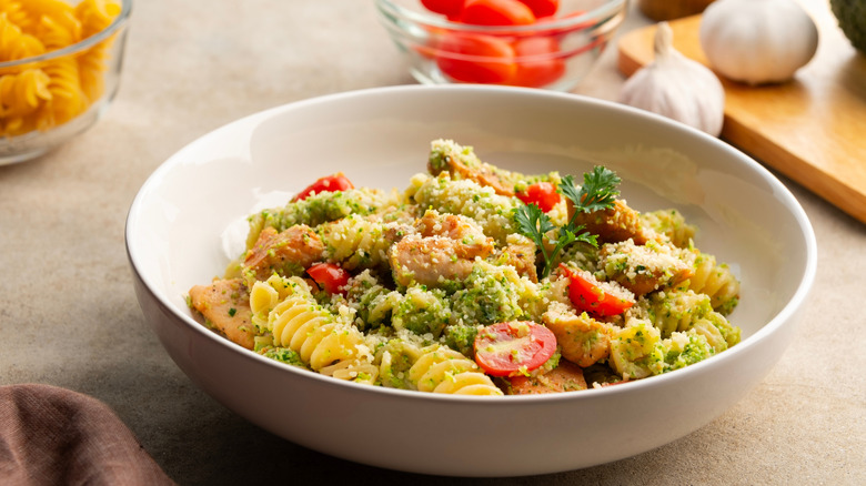 Grilled chicken pasta salad with pesto