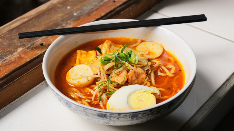 A bowl of Singaporean laksa