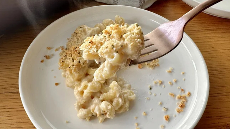 Macaroni and cheese on a plate