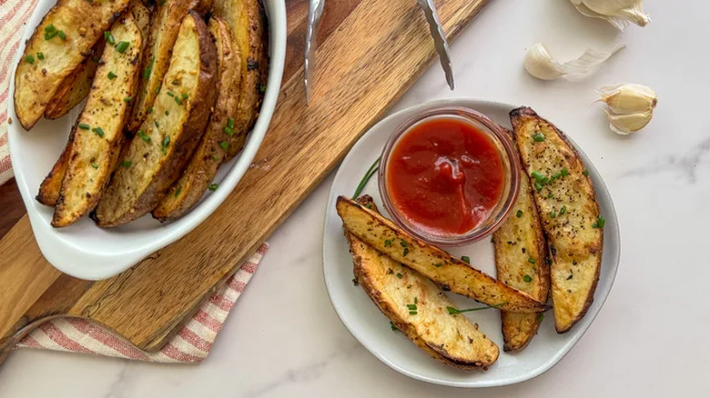 Potato wedges with ketchup and garlic