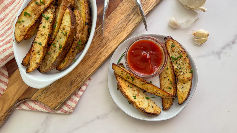 4 wedges on plate with ketchup