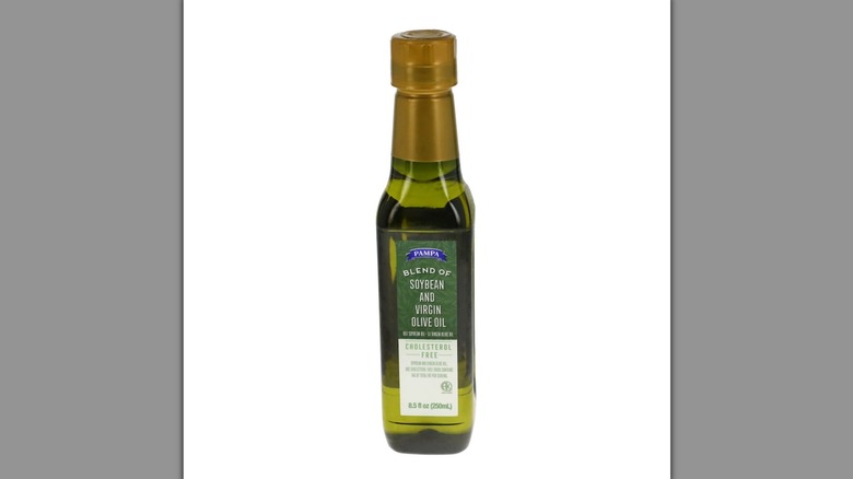 A bottle of Pampa pure soybean & extra virgin olive oil