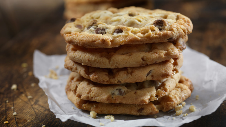 a stack of thin cookies