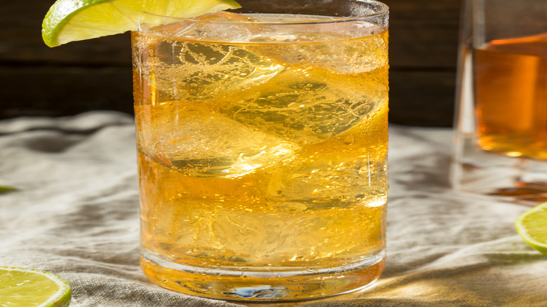 whiskey highball with ginger ale