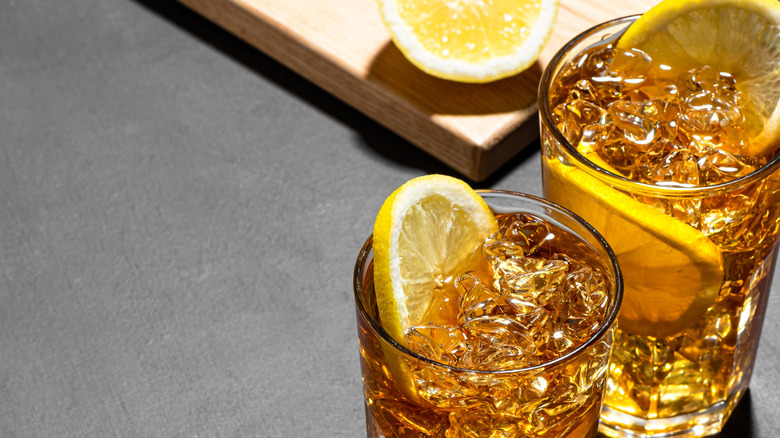 Lemon-lime soda and whiskey with lemon