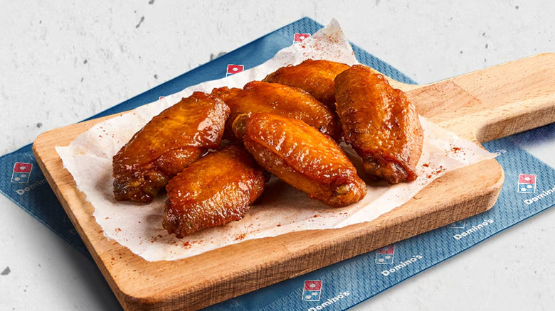 A plate of Domino's wings with the restaurant logo underneath