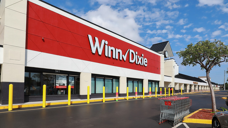 exterior of Winn-Dixie store