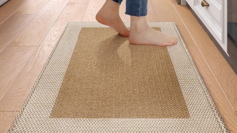 Rug with triangle patterns