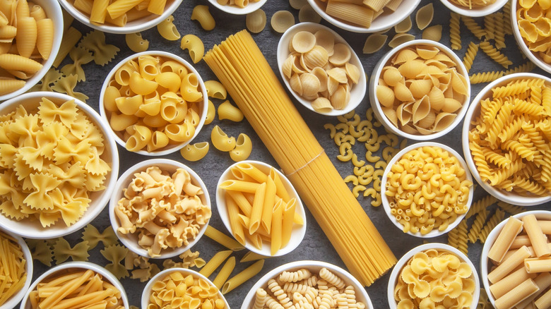 Small bows containing a variety of types of pasta