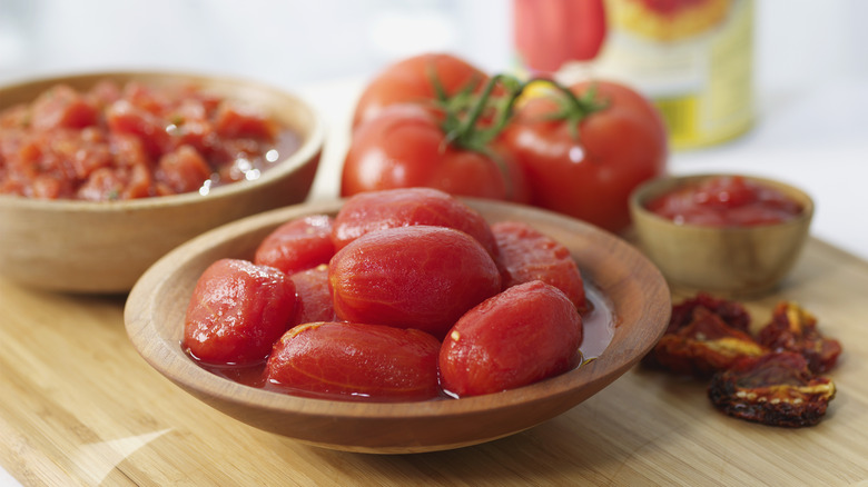 Assorted tomatoes in wooden dishes