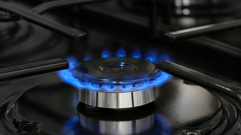Gas burner with blue flame