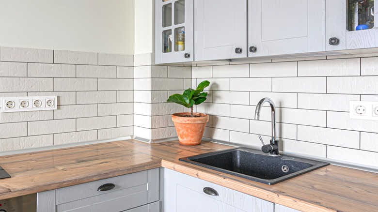tile backsplash in modern kitchen