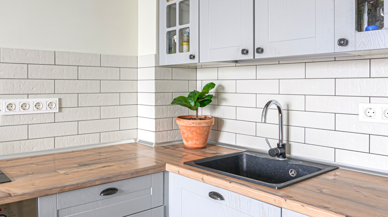 6 Pros And 6 Cons Of Using Peel-And-Stick Tile Backsplash