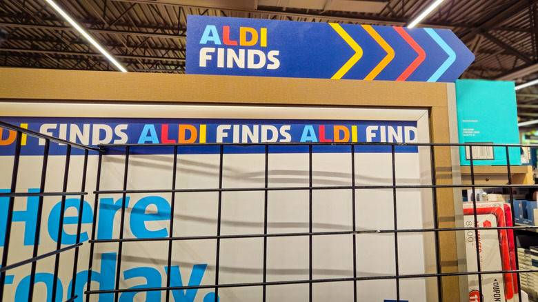 Sign pointing to the Aldi Finds area of the store