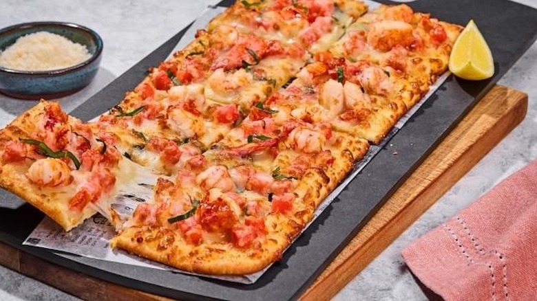 A tray of lobster flatbread at Red Lobster