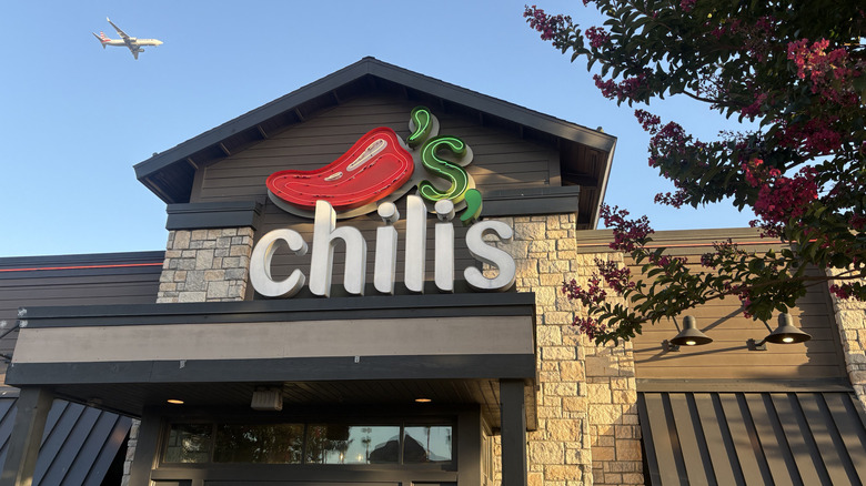 exterior of Chili's in Inglewood, California with a plane flying overhead