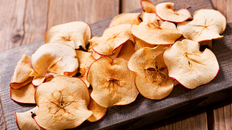 apples cut into thin chips