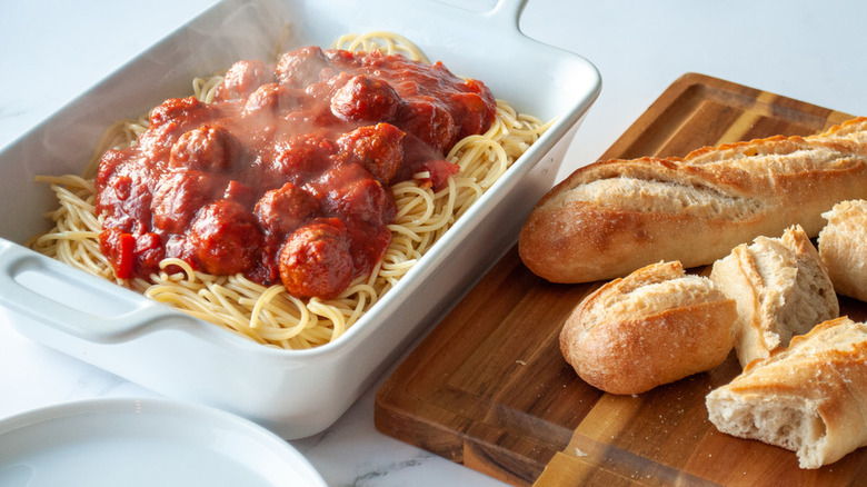Spaghetti and meatballs with side of bread