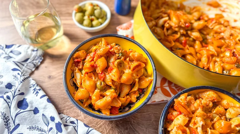 Tuna casserole with wine and olives