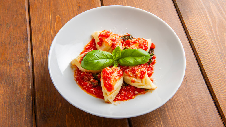 plate of culurgiones alla ogliastrina with tomato sauce