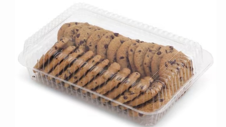 A clamshell container of Publix chocolate chip cookies