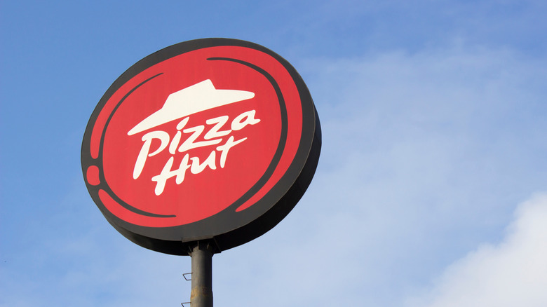Exterior Pizza Hut sign