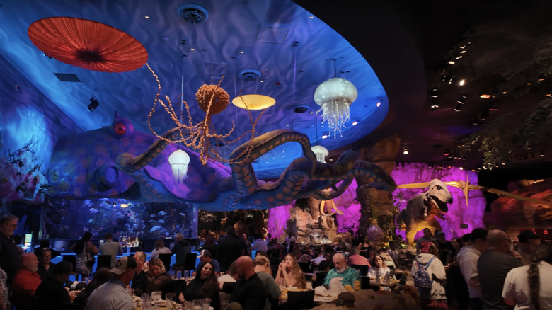 Restaurant with underwater and dinosaur theming