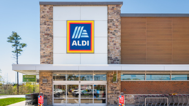 aldi storefront with carts by the front door