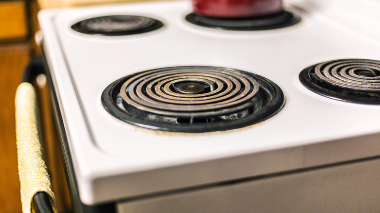 Electric coil stove with dish rag