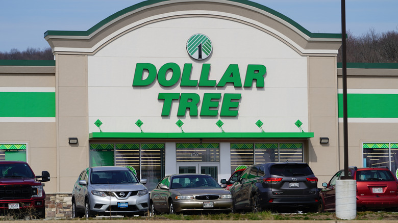 A Dollar Tree storefront with many cars in the parking lot