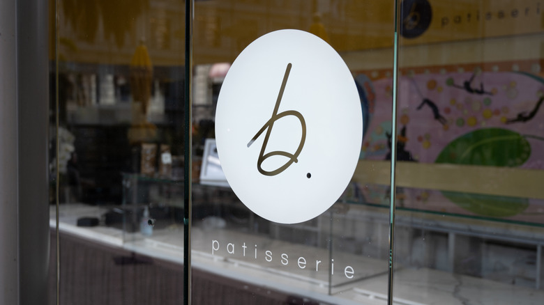 B. Patisserie storefront