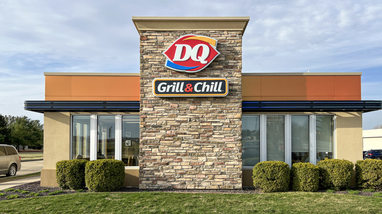 The outside of a Dairy Queen Grill & Chill
