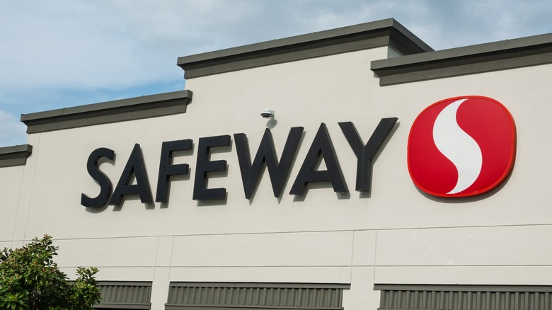 Safeway exterior signage