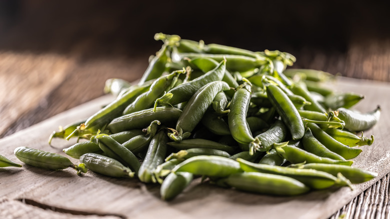 A pile of green peas in a pod