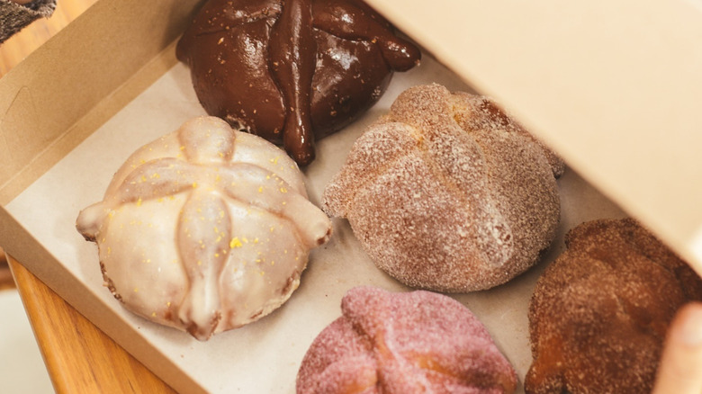 A box with five pan de muertos from Cayeatana Panaderia.