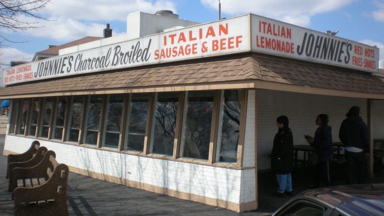 Exterior of Johnnie's Beef in Chicago
